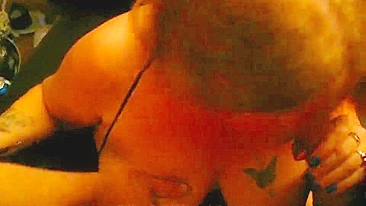 Esposa Swinger Chupando Dois Paus no Ménage