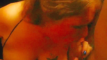 Esposa Swinger Chupando Dois Paus no Ménage