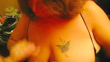 Esposa Swinger Chupando Dois Paus no Ménage