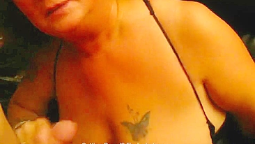 Esposa Swinger Chupando Dois Paus no Ménage