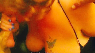 Esposa Swinger Chupando Dois Paus no Ménage