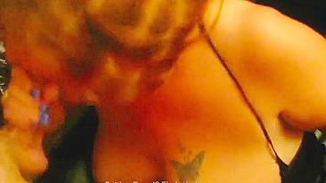 Esposa Swinger Chupando Dois Paus no Ménage