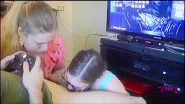 Ménage Caseiro com Gordinha e Novinhas - Gozada na Boca