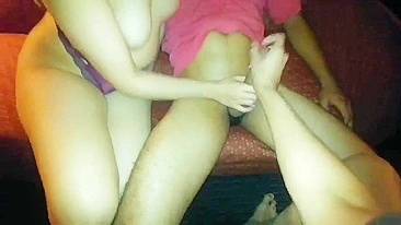 Marido Bi-Curioso Entra na Foda da Esposa Quente com Touro em Trio Amador