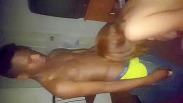 Ruiva Safada em Festa Interracial Gangbanged por Paus Pretos Grandes