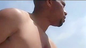 MILF Interracial Leva Dois BBC em Trio Amador no Barco