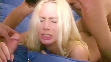 Loira Amadora de Collant Apertado Leva Suruba de Dois Caras em Trio Caseiro