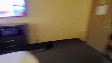 Esposa Swingueira Interracial Leva Suruba de Vários Paus em Hotel Amador