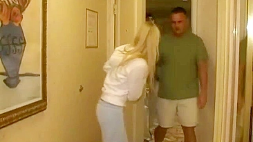 Allie Leva Duas Gozadas no Rosto em Ménage Amador com Peitos Grandes e Engolindo