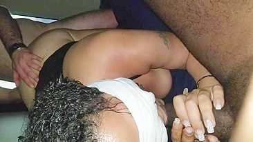 Esposa Latina Amadora em Festa de Swing e Sexo em Grupo