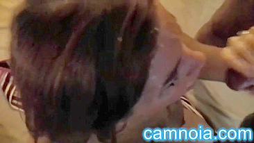 MILF Amadora Leva Dupla Facial em Trio Gigante em Grupo