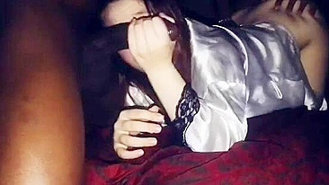 Ménage Interracial com Coroa Safada Duplamente Fodida por Pretos em Suruba Amadora