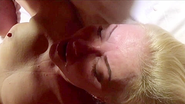 MILF em Gangbang Selvagem no Hotel de Swing