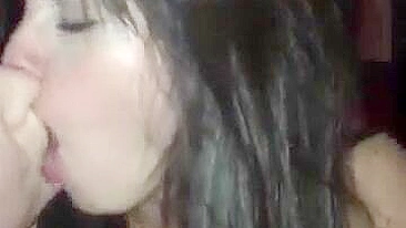 Amadora Latina em Trio Chupando Paus em Suruba Caseira FMM