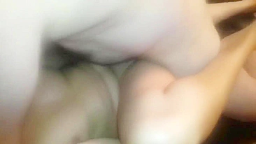 Esposa Safada em Ménage com Dois Caras no Pornô Caseiro