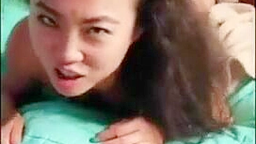 Asiática em Ménage Selvagem com Paus Pretos Grandes