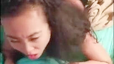 Asiática em Ménage Selvagem com Paus Pretos Grandes