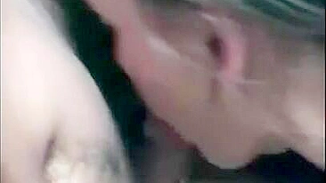 Morena Puta em Trio Fode os Dois em Pornô Caseiro Amador