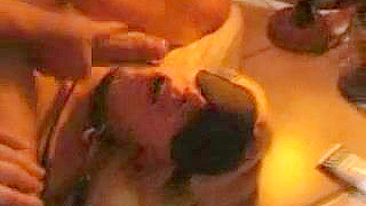 Loirinha de Peitinhos Pequenos Escrava em Suruba com Meia-Calça e Botas