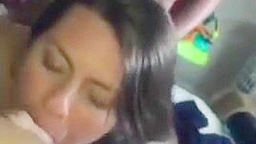 Esposa Curvilínea em Ménage com Pau Preto e Marido em Suruba