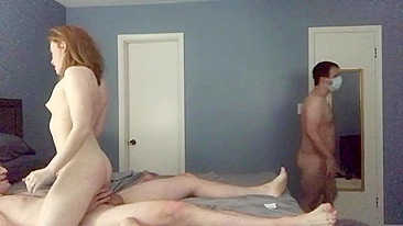 Esposa Amadora em Orgia Selvagem com Dois Paus em Suruba Caseira