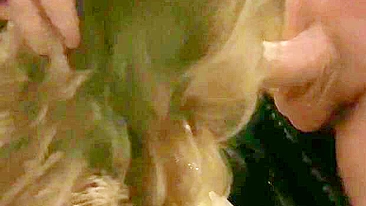 MILF Amadora Leva na Buceta e Boquete em Ménage com Peitões