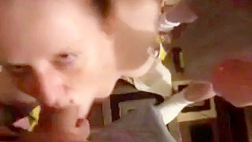 Esposa MILF em Boquete Duplo e Gangbang com Marido Corno