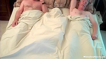 MILF Gangbang no Hotel - Ménage Caseiro com Esposa