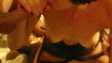 MILF Asiática Chupando Dois Paus em Ménage Caseiro