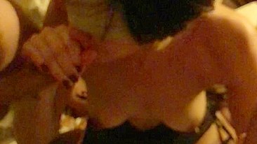 MILF Asiática Chupando Dois Paus em Ménage Caseiro