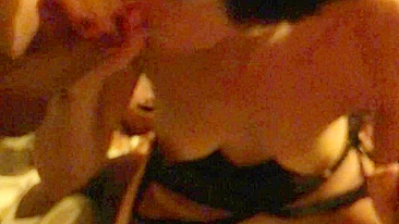 MILF Asiática Chupando Dois Paus em Ménage Caseiro