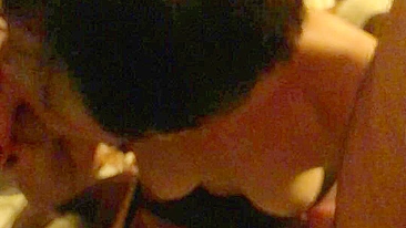 MILF Asiática Chupando Dois Paus em Ménage Caseiro