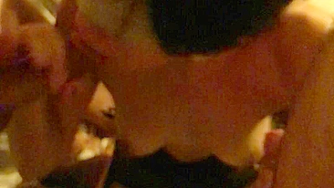 MILF Asiática Chupando Dois Paus em Ménage Caseiro