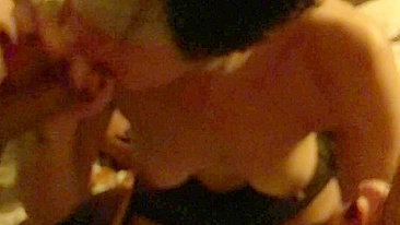 MILF Asiática Chupando Dois Paus em Ménage Caseiro