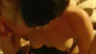 MILF Asiática Chupando Dois Paus em Ménage Caseiro