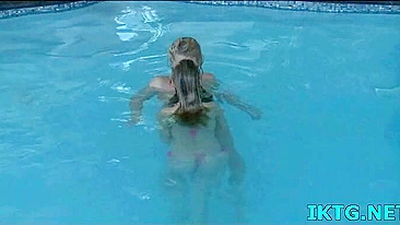 Suruba Lésbica Amadora na Piscina com Sexo em Grupo