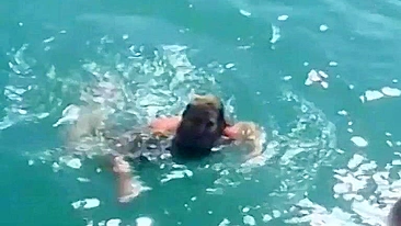 Orgia Selvagem de Esposas no Barco - Gangbang Amador Real com Maridos Cornos