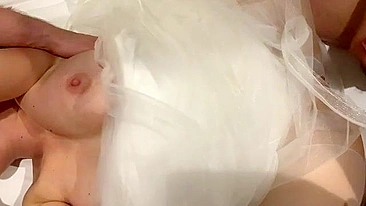 Noite de Núpcias em Trio com MILF Peituda e Marido Corno