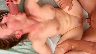 Gangbang Caseiro com Esposa e Paus Grandes Gozando na Cara