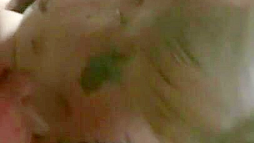 Esposa Amadora Chupando Dois Paus em Ménage Safado