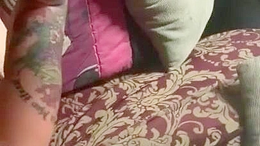 Esposa Amadora Chupando Dois Paus em Ménage Safado