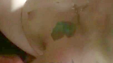 Esposa Amadora Chupando Dois Paus em Ménage Safado