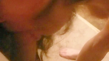 Esposa Amadora em Gangbang Excitante com Dois Caras Caseiro