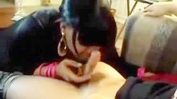 Pretinha Safada em Boquete a Três - Suruba Caseira com Chupada