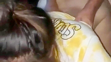 Safada das Férias de Primavera em Ménage Caseiro com Dois Machos