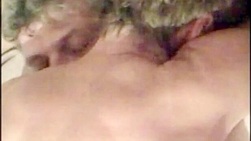 MILF Esposa Gangbanged em Ménage Caseiro com Corno e Swing