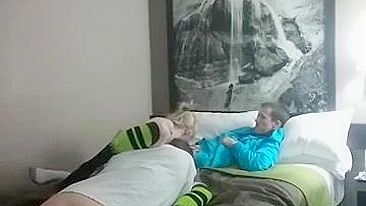 Loira Amadora Fode Dois Caras em Ménage Caseiro