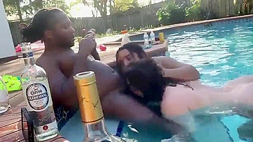 Orgia Interracial na Piscina com BBC e Boquetes - Festa Amadora