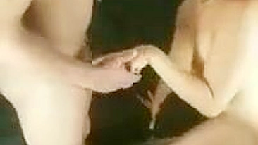 Hotwife Interracial Fica Louca com Pau Preto e Marido em Creampie de Quatro