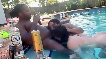 Orgia Interracial na Piscina com Paus Pretos Grandes